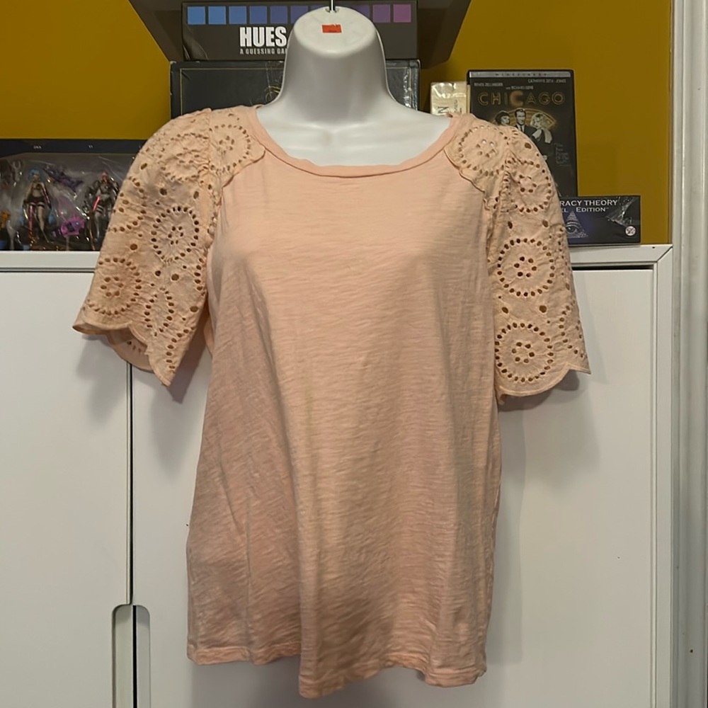 Pink loft blouse with short lace sleeves